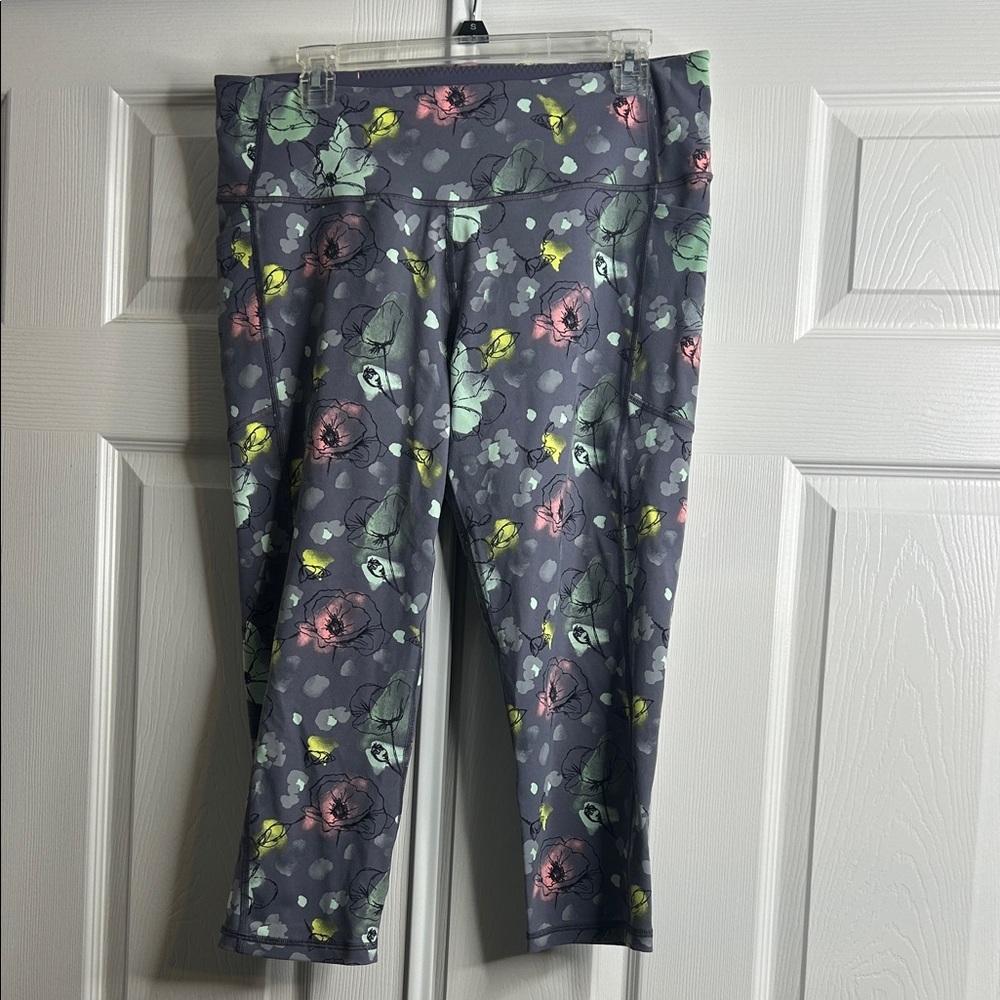 Victoria Secret Sport Gray‎ Floral Capris Pockets XL Knockout